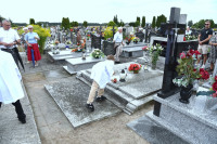  MSZA ŚWIĘTA ZA ZMARŁYCH I PROCESJA RÓŻAŃCOWA NA CMENTARZ 