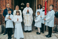  PIERWSZA KOMUNIA ŚWIETA (FOTO: OBSŁUGA UROCZYSTOŚCI) 