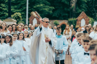  PIERWSZA KOMUNIA ŚWIETA (FOTO: OBSŁUGA UROCZYSTOŚCI) 