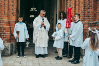  PIERWSZA KOMUNIA ŚWIETA (FOTO: OBSŁUGA UROCZYSTOŚCI) 