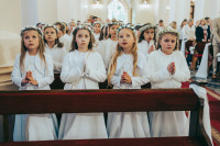  PIERWSZA KOMUNIA ŚWIETA (FOTO: OBSŁUGA UROCZYSTOŚCI) 
