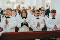 PIERWSZA KOMUNIA ŚWIETA (FOTO: OBSŁUGA UROCZYSTOŚCI) 