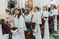  PIERWSZA KOMUNIA ŚWIETA (FOTO: OBSŁUGA UROCZYSTOŚCI) 