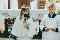  PIERWSZA KOMUNIA ŚWIETA (FOTO: OBSŁUGA UROCZYSTOŚCI) 
