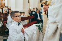  PIERWSZA KOMUNIA ŚWIETA (FOTO: OBSŁUGA UROCZYSTOŚCI) 