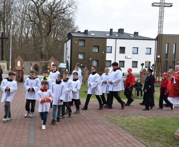 ŚWIĘTE TRIDUUM PASCHALNE - LITURGIA MĘKI PAŃSKIEJ (FOTO: Julia Derehajło)