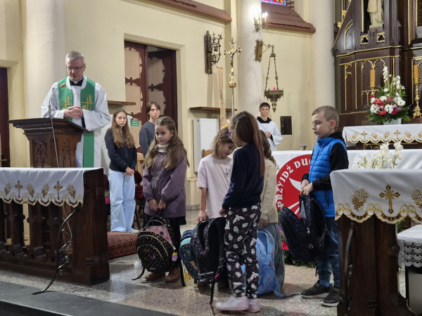 BŁOGOSŁAWIEŃSTWO PRZYBORÓW SZKOLNYCH UCZNIOM KLAS PIERWSZYCH (FOTO: Dorota ANDRUSZKIEWICZ)